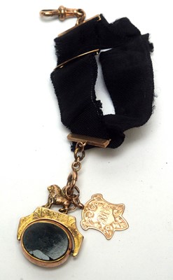Lot 120 - 9ct yellow gold bloodstone set swivel fob