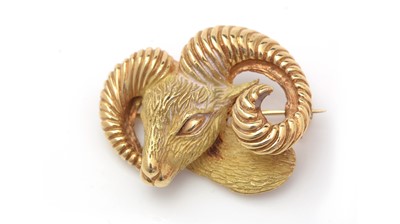 Lot 471 - An 18ct yellow gold ram pattern brooch