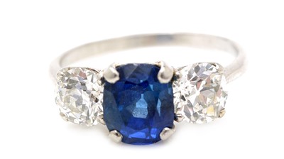 Lot 475 - A sapphire and diamond ring