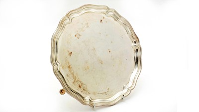 Lot 566 - An Elizabeth II silver salver, by Hawksworth, Eyre & Co Ltd
