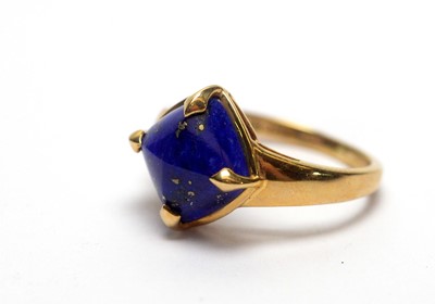Lot 152 - A lapis lazuli ring