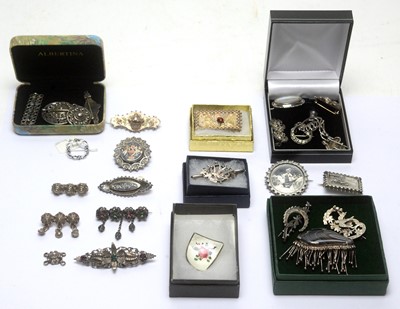 Lot 173 - A collection of Edwardian silver brooches