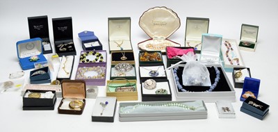 Lot 179 - A quantity of costume jewellery, and other items