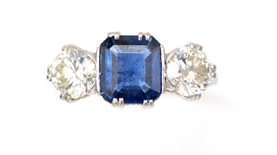 Lot 489 - A sapphire and diamond ring