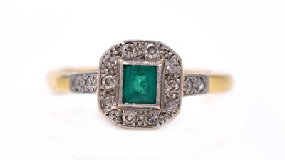 Lot 491 - An emerald and diamond cluster ring
