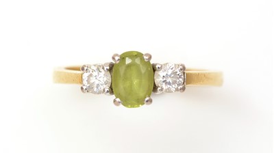 Lot 326 - A peridot and diamond ring