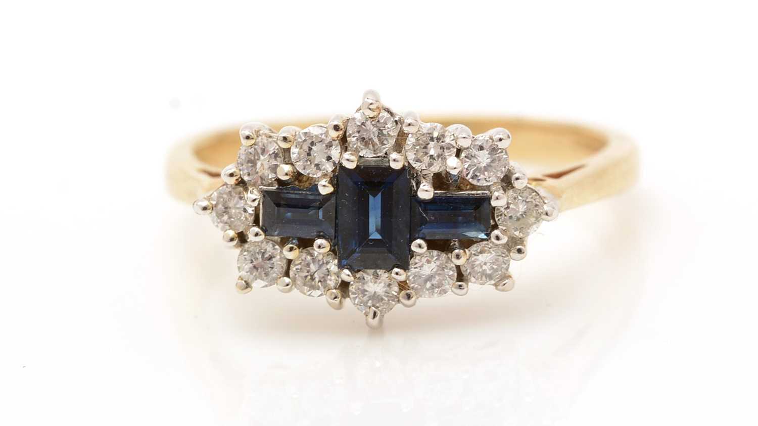 Lot 328 - A sapphire and diamond cluster ring