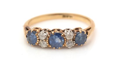 Lot 329 - A sapphire and diamond ring