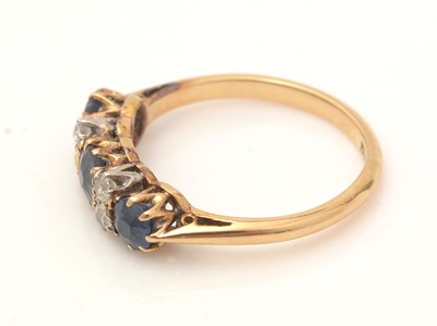 Lot 329 - A sapphire and diamond ring