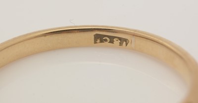 Lot 329 - A sapphire and diamond ring