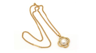 Lot 331 - Manner of Van Cleef & Arpels: an 18ct yellow gold and mabe-pearl pendant