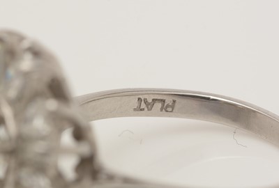 Lot 424 - A diamond cluster ring