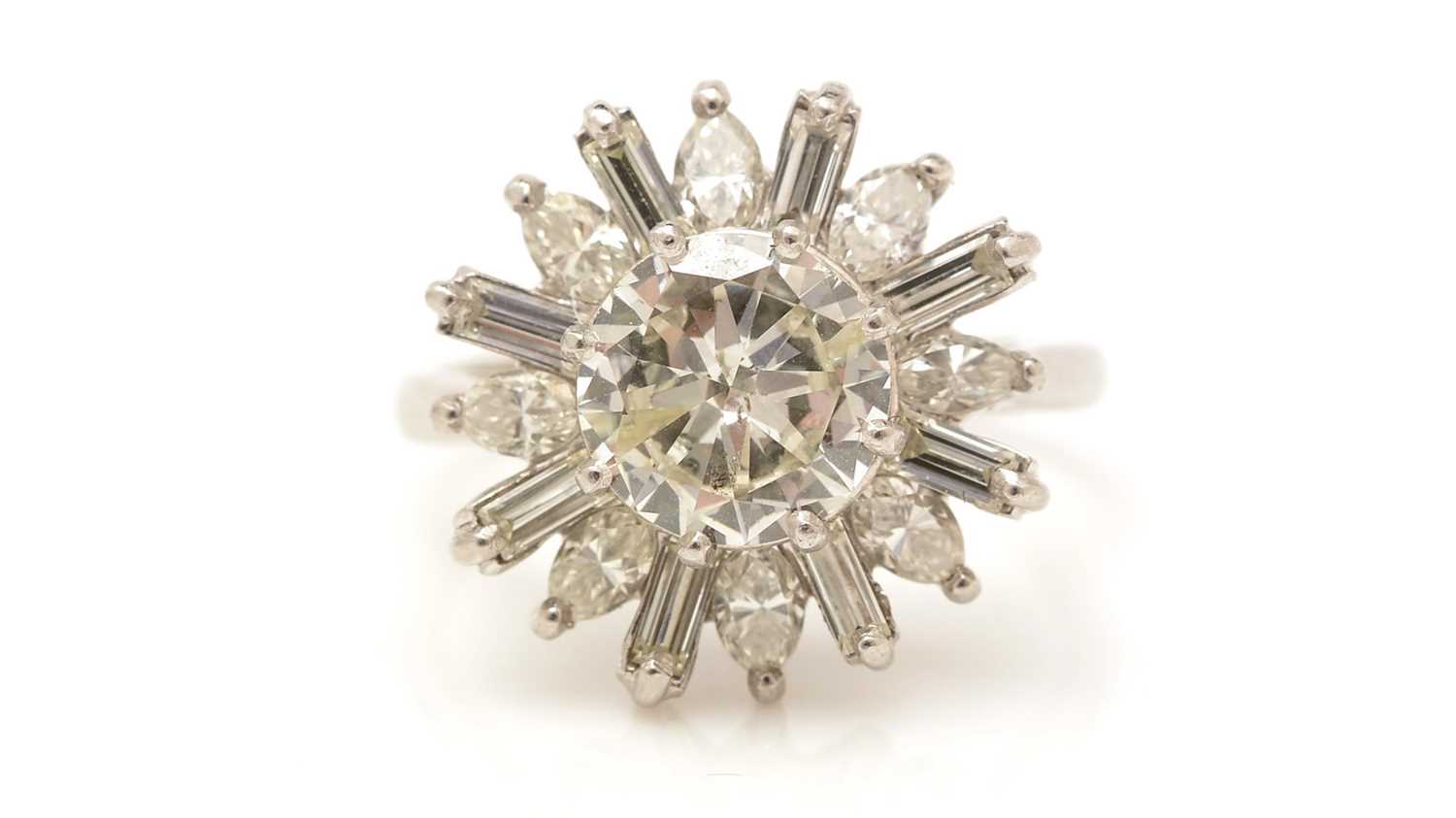 Lot 424 - A diamond cluster ring