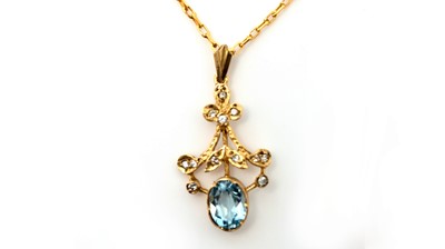 Lot 353 - An aquamarine and diamond pendant