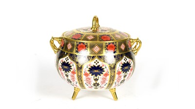 Lot 727 - A Royal Crown Derby 'Old Imari' Cauldron