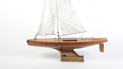 Lot 665 - An early 20th Century scratch-built pond yacht