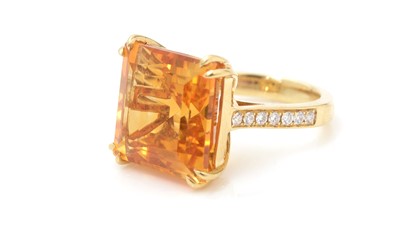 Lot 474 - A citrine and diamond ring