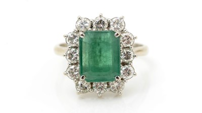 Lot 478 - An emerald and diamond cluster ring