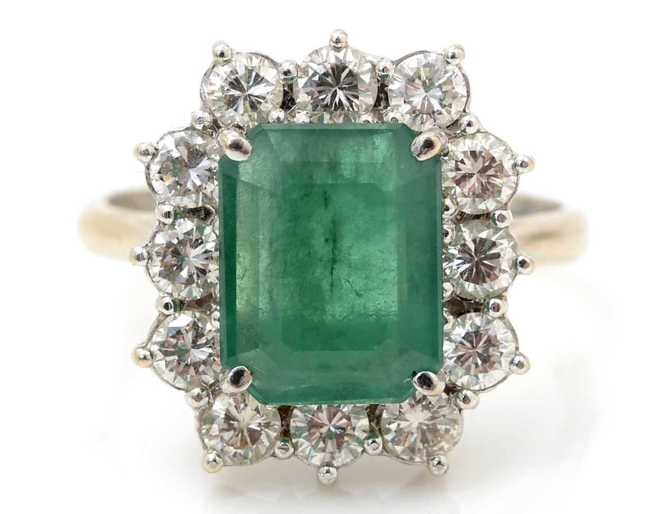 Lot 478 - An emerald and diamond cluster ring