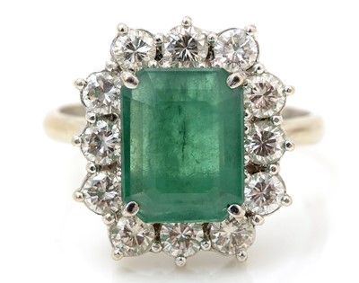 Lot 478 - An emerald and diamond cluster ring