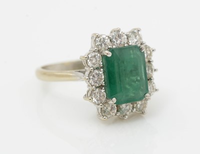 Lot 478 - An emerald and diamond cluster ring
