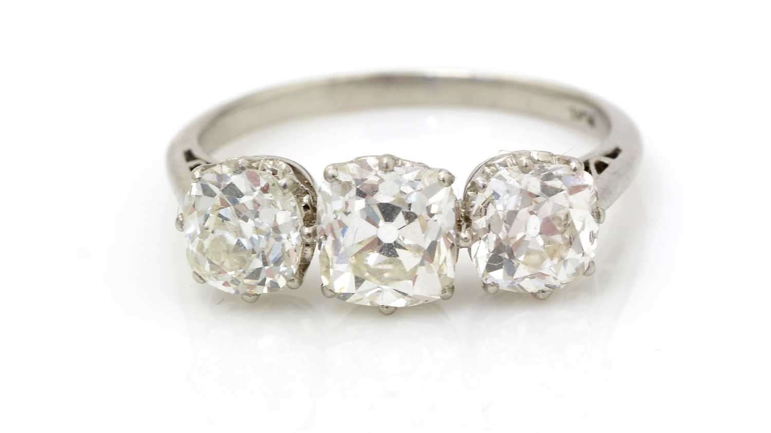 Lot 485 - A three stone diamond ring