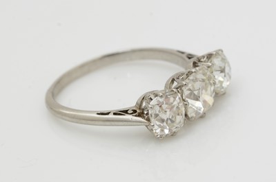 Lot 485 - A three stone diamond ring