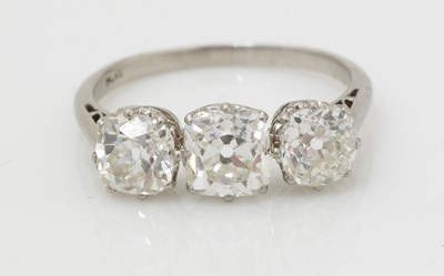 Lot 485 - A three stone diamond ring