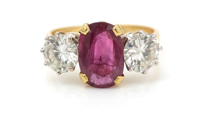 Lot 487 - A ruby and diamond ring