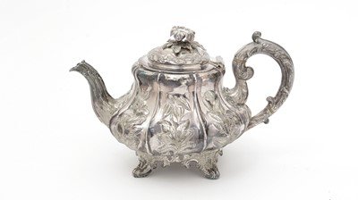 Lot 184 - A William IV silver teapot.