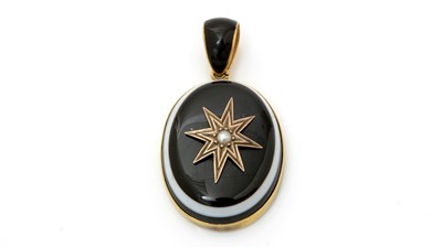 Lot 497 - A Victorian banded agate pendant