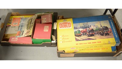 Lot 227 - A collection of Hornby Dublo 00 Guage model railway items.