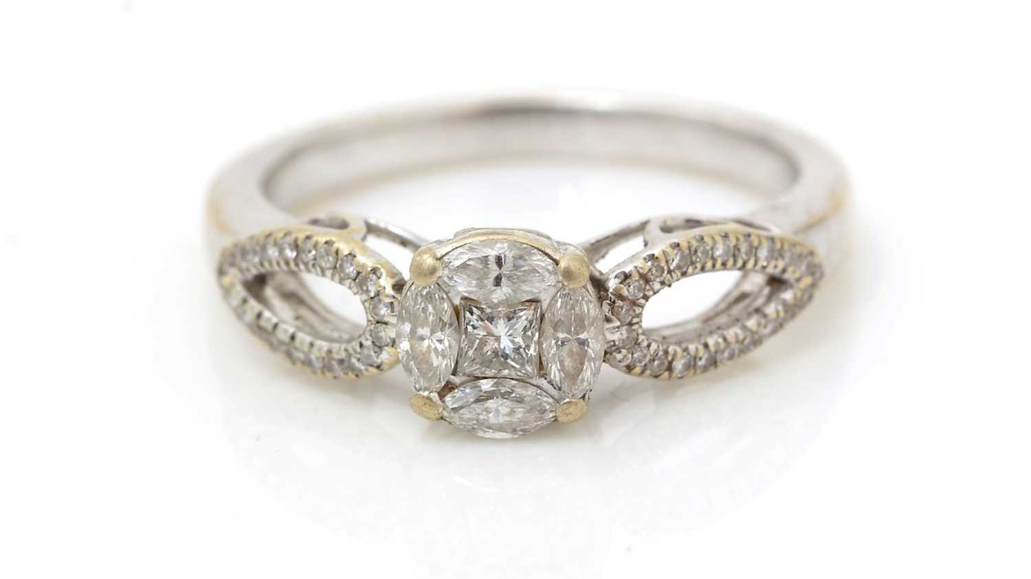Lot 505 - A diamond ring