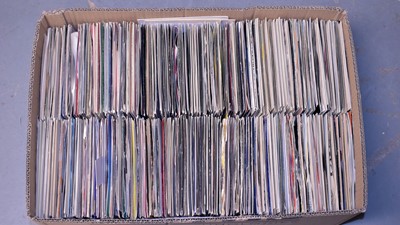 Lot 152 - A quantity of 80s singles.