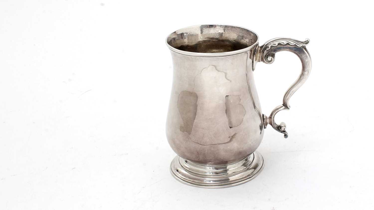 Lot 177 - A George III silver mug.