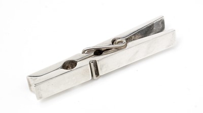 Lot 394 - An Elizabeth II silver novelty desk clip.