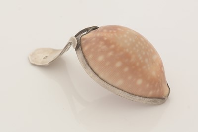 Lot 68 - A George III silver-mounted natural shell caddy spoon.