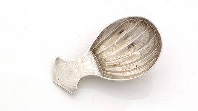 Lot 114 - An Edwardian silver Arts & Crafts caddy spoon.