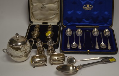 Lot 141 - A selection of silver items