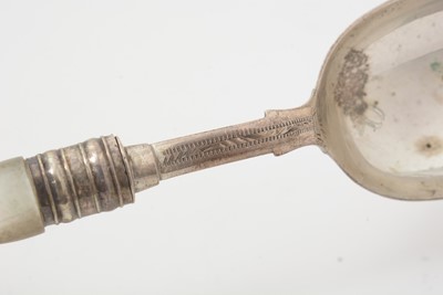 Lot 139 - A mixed lot of silver.