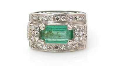 Lot 508 - An emerald and diamond Art Deco style ring