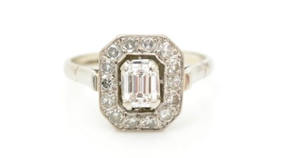 Lot 451 - A diamond cluster ring