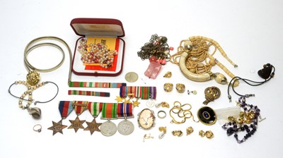 Lot 169 - A selection of jewellery and medals