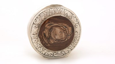 Lot 313 - An early George III silver snuff box.