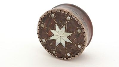 Lot 315 - A William III/Queen Anne silver-mounted tortoiseshell snuff box.
