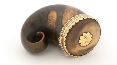 Lot 345 - An early 19th Century Scottish gold-mounted curly horn snuff mull.