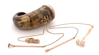 Lot 374 - A George III Scottish gold-mounted curly horn snuff mull.