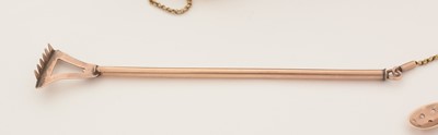 Lot 374 - A George III Scottish gold-mounted curly horn snuff mull.