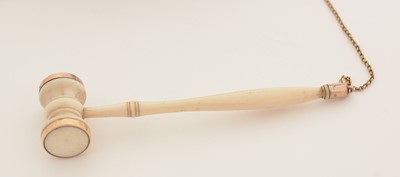 Lot 374 - A George III Scottish gold-mounted curly horn snuff mull.