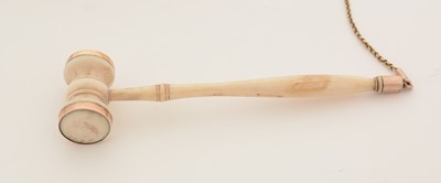 Lot 374 - A George III Scottish gold-mounted curly horn snuff mull.